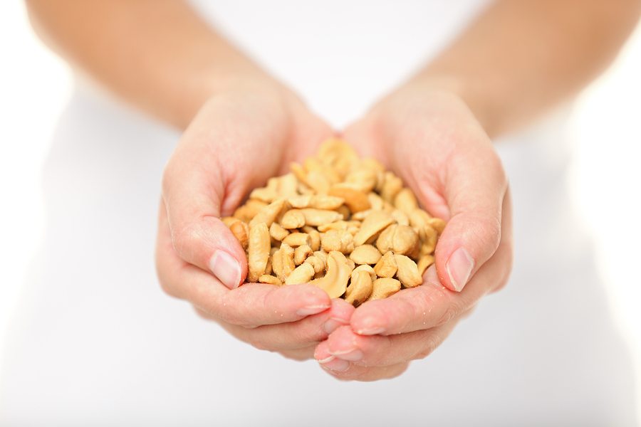 What are some of the symptoms of a cashew allergy?